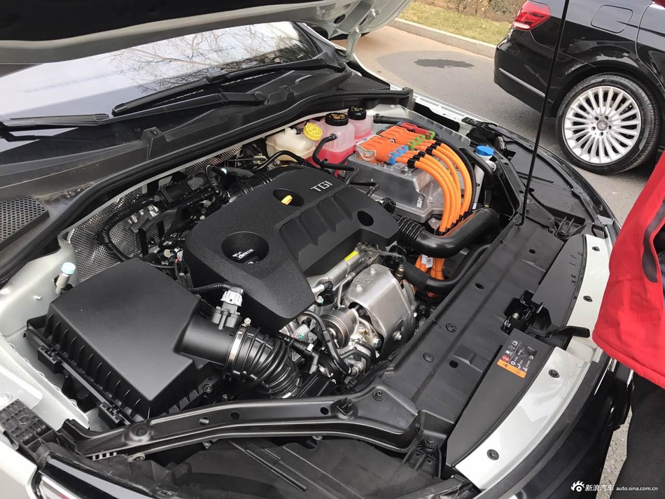 内饰首次公布 上汽荣威ei6实车亮相