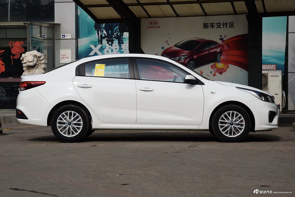 新款起亚k2终于到达4s店 近距离看它到底长啥样