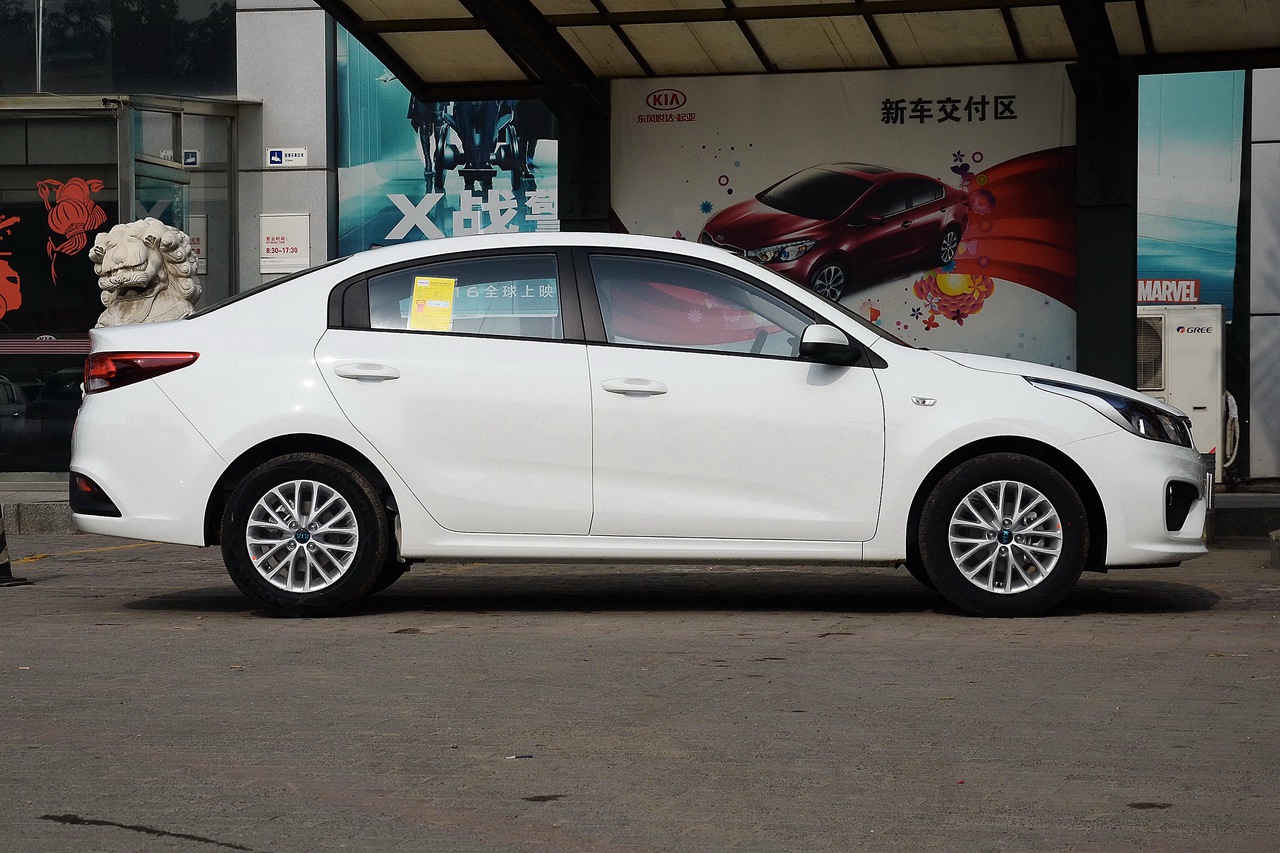 新款起亚k2终于到达4s店 近距离看它到底长啥样