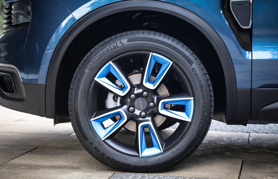 领克01的轮毂绝对是另一个亮点,不同的轮毂很容易引起关注.