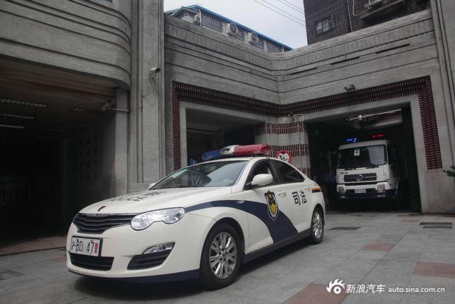 警用/军用车牌照白底,黑字,红"警"警用车牌通常会在车牌的末尾标有"警