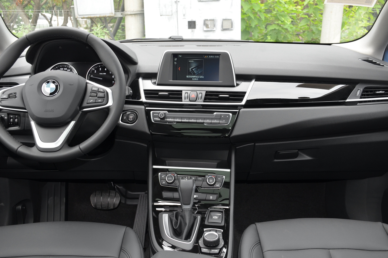 2018款宝马2系旅行车218i 1.5t自动领先型