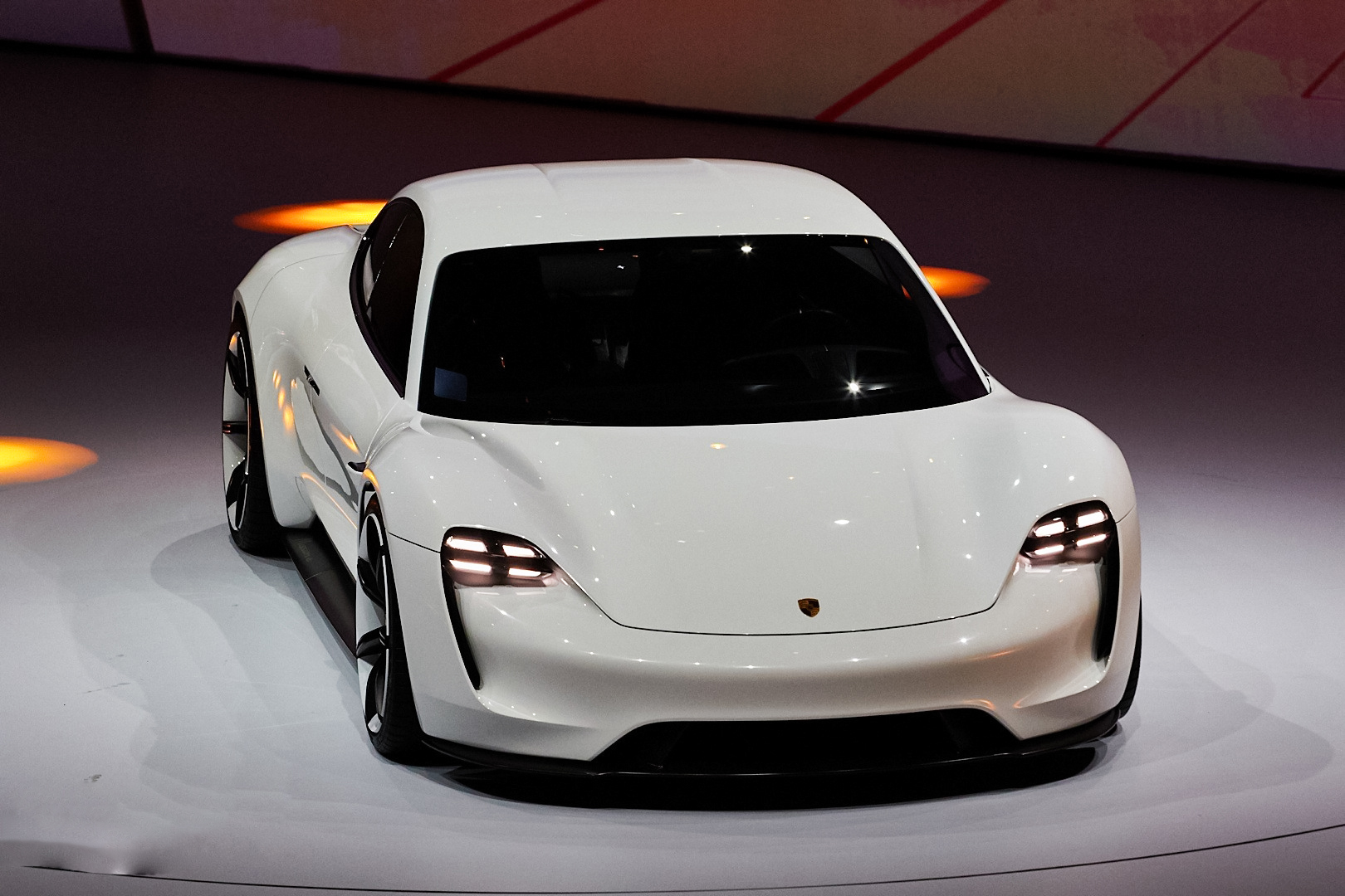 实拍|保时捷mission e 充电5分钟续航百公里