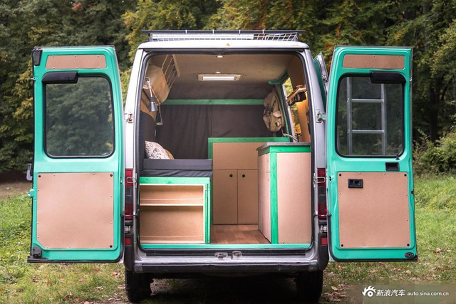 【新婚夫妻自己动手改装房车周游世界 】新闻图片 -手机新浪汽车