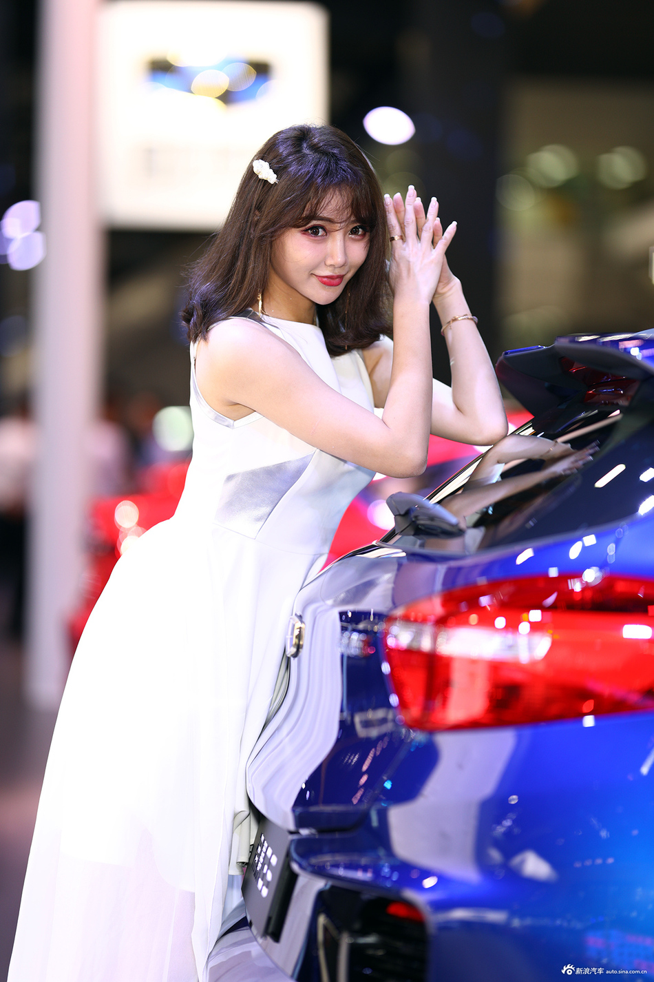 撩拨你内心的小动作,抓拍车模迷人瞬间