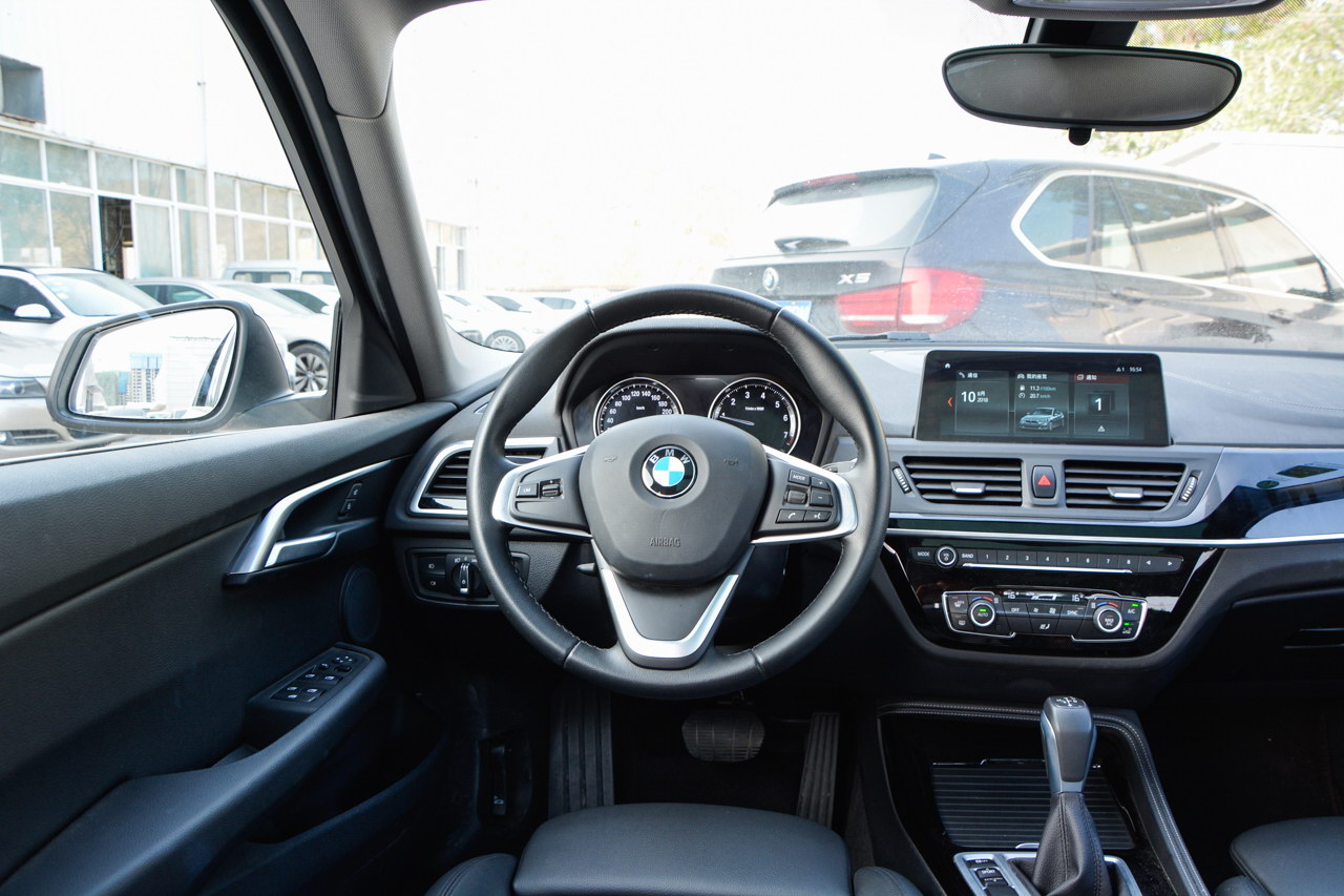 【宝马1系】2018款宝马1系118i自动时尚型_综合图/外观图/内饰图/图解