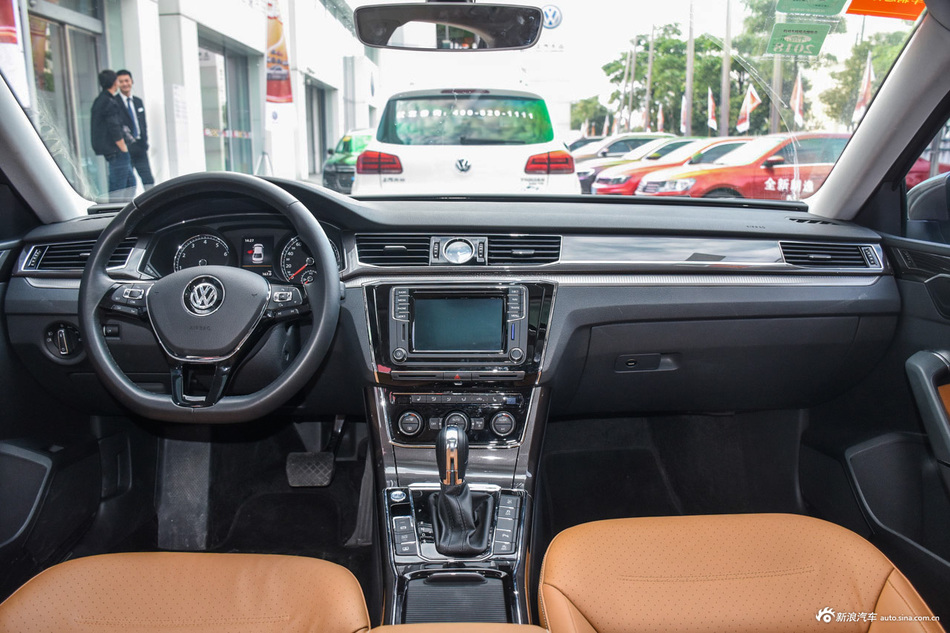 2016款帕萨特1.8T自动尊荣版330TSI
