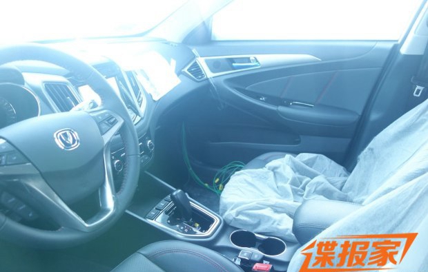 格栅有所变化 长安新款逸动谍照曝光 