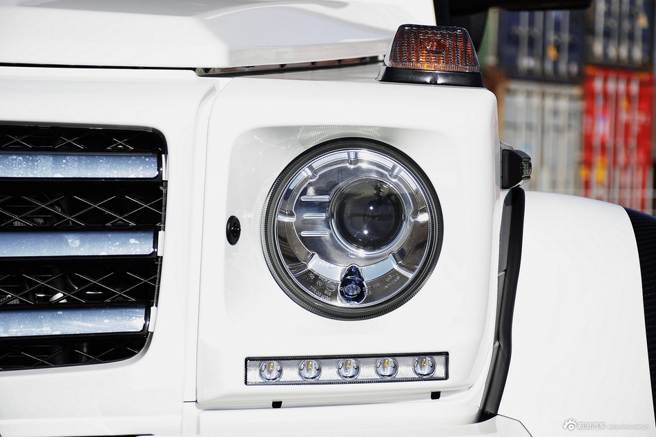 梯形大梁非独立悬挂和前中后桥三道差速锁(均能100%锁死),使得奔驰