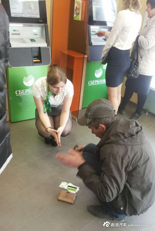 俄罗斯人不仅有彪悍的一面,温柔起来也很好,这位美女蹲下身子帮助老人