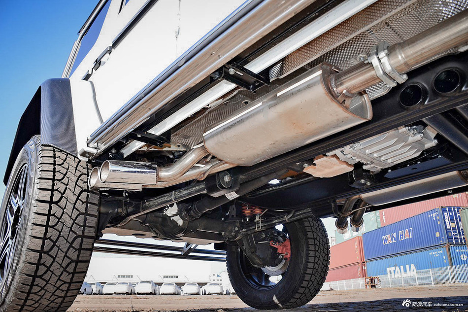 其门式车桥与普通版的奔驰g非常不同,底盘结构和amg g63 6x6比较相似