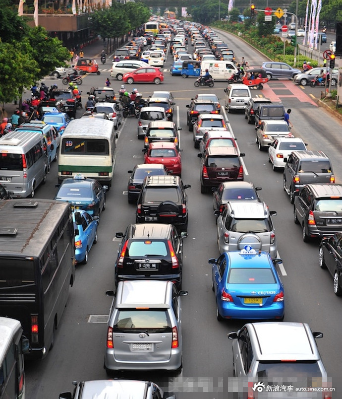 东南亚第一大城市车满为患 每天无休止的堵车