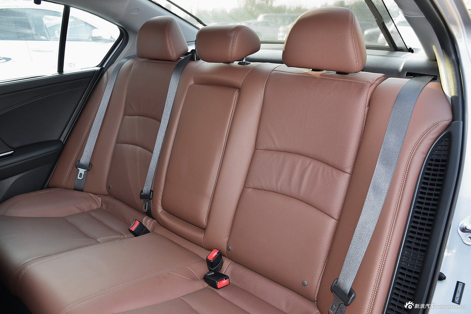 2016款雅阁混动2.0L自动锐尊版 白色