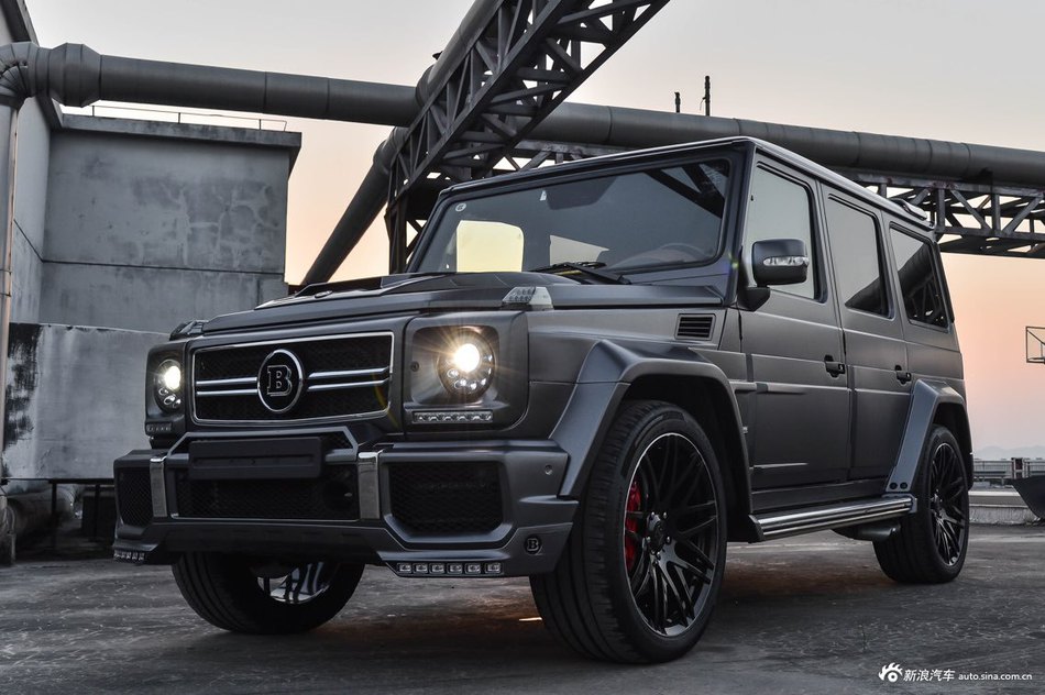 这辆g55改装了御用品牌巴博斯的宽体包围和其他配件,哑光黑的车身贴膜