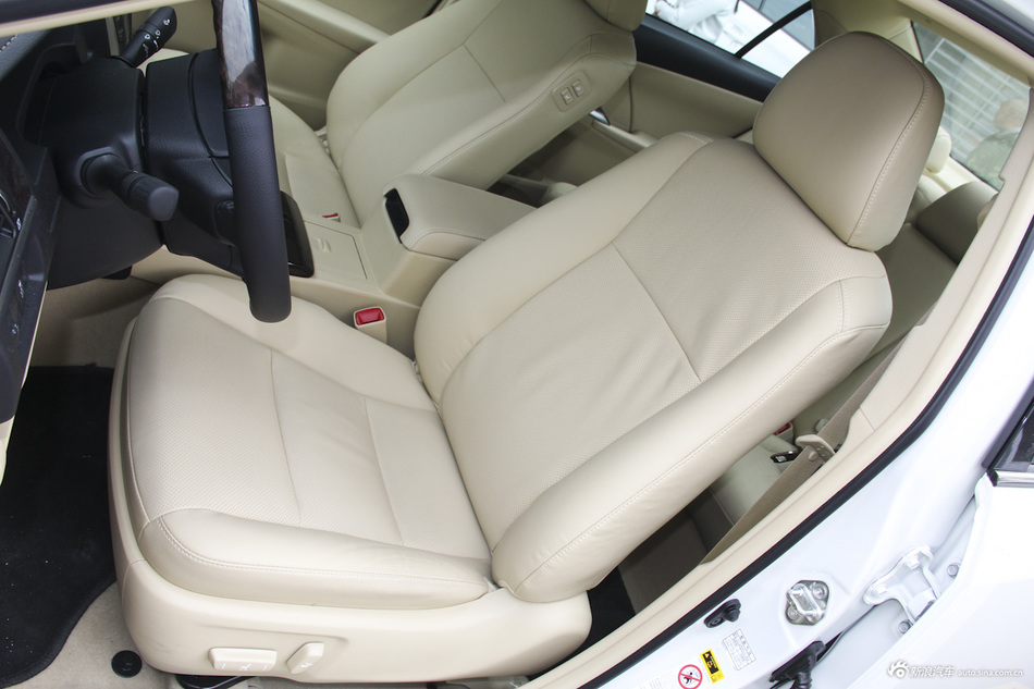 2016款凯美瑞2.0L自动十周年纪念领先版