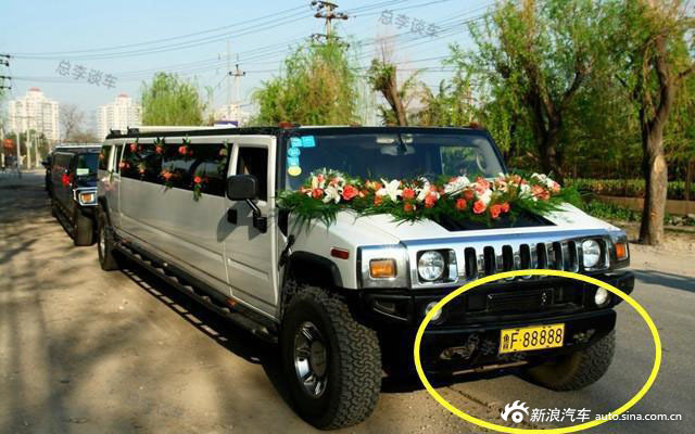 首先上场的是鲁f88888,黄牌加长悍马婚车,车牌霸气v5,后面还有一辆