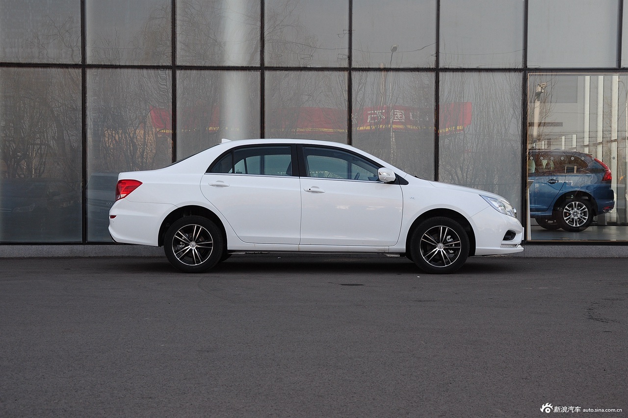 新浪汽车抢先实拍比亚迪新款速锐