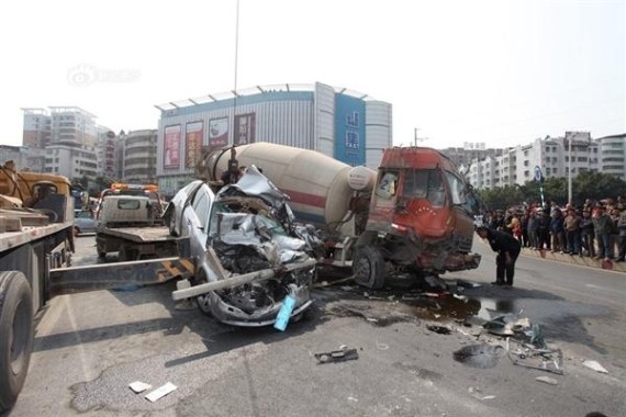 路上遇到大车五点注意 能躲远点就躲远点