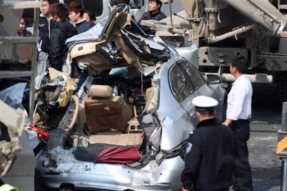 路上遇到大车五点注意 能躲远点就躲远点