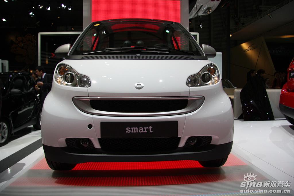 图为上海车展smart展台smart双座车型.