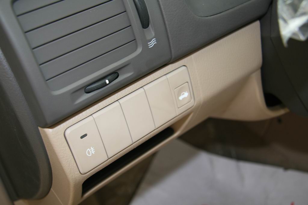 销量连创新高,并先后获得48项大奖.图为东风悦达起亚07款赛拉图内饰.