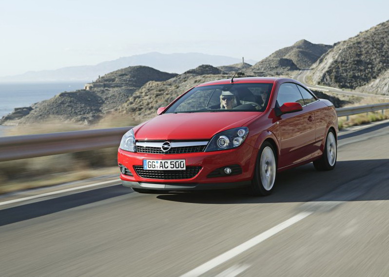 雅特敞篷跑车采用了领先同侪的三段式液压可折叠硬顶设计,可在30秒内