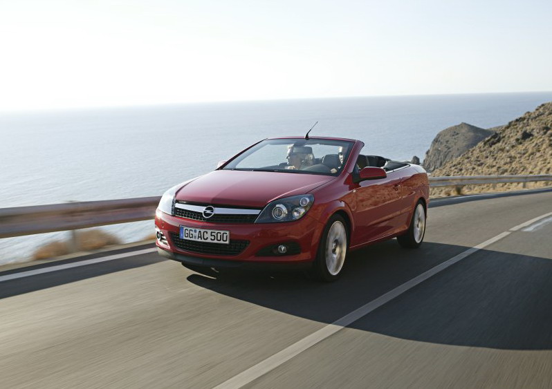 雅特敞篷跑车采用了领先同侪的三段式液压可折叠硬顶设计,可在30秒内