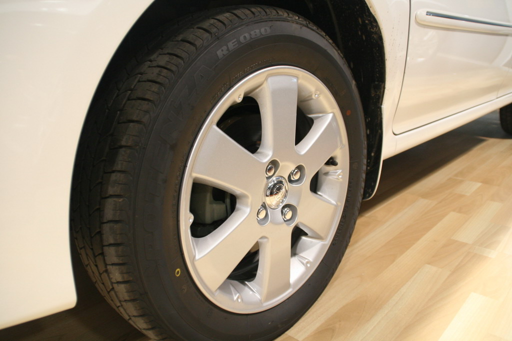 威驰车身造型源自于丰田的新世纪设计主题"vibrant cl