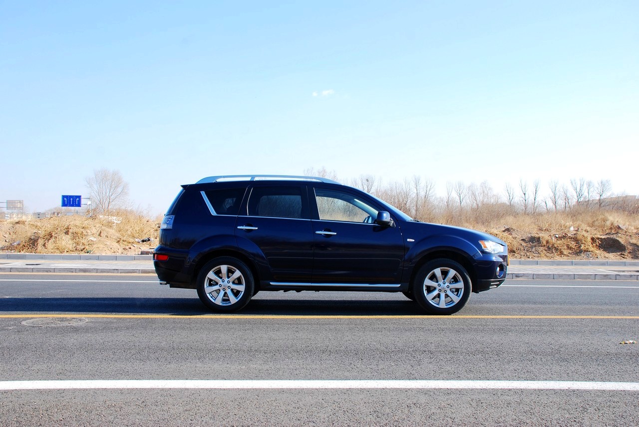 2010款三菱欧蓝德ex试驾实拍图