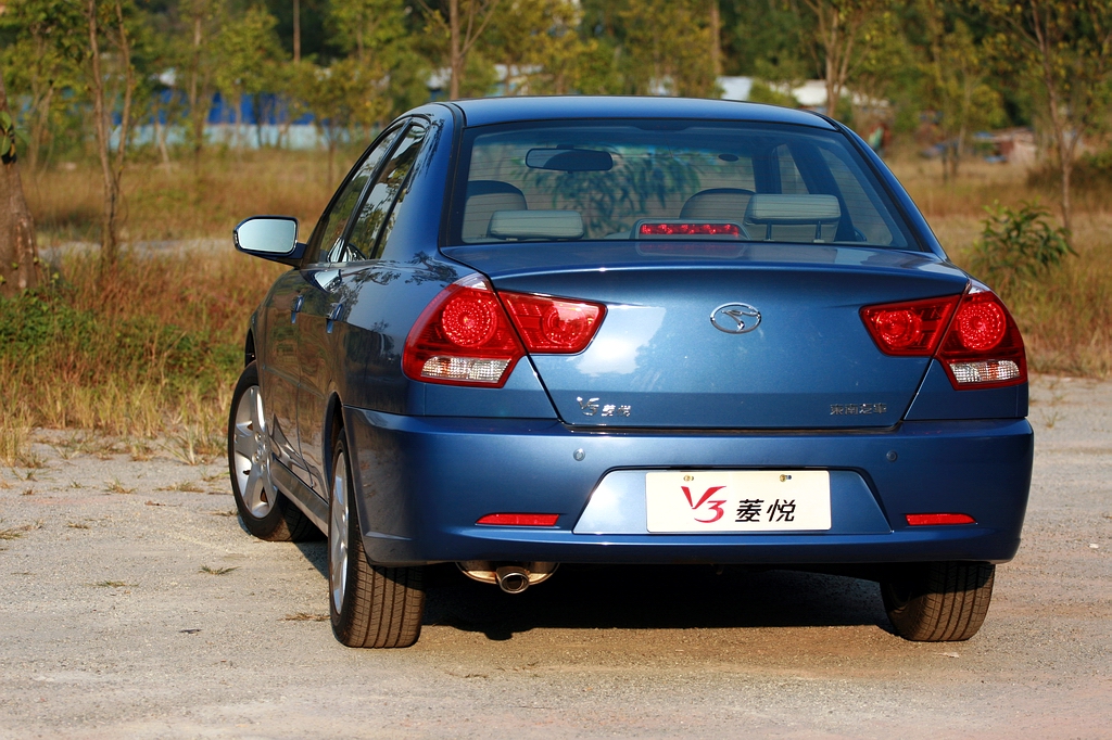 菱悦v3外观图片.