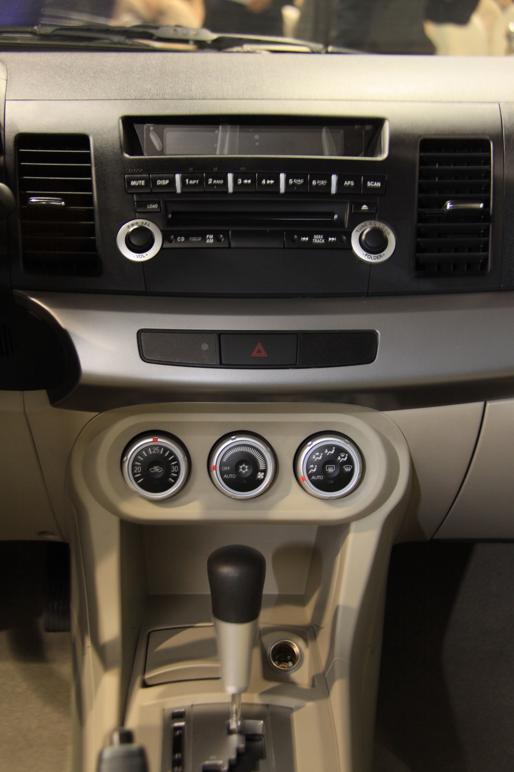 东南三菱蓝瑟翼神上市现场新车内饰