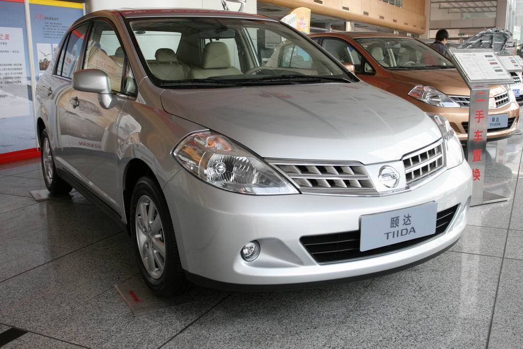 颐达tiida外观图片