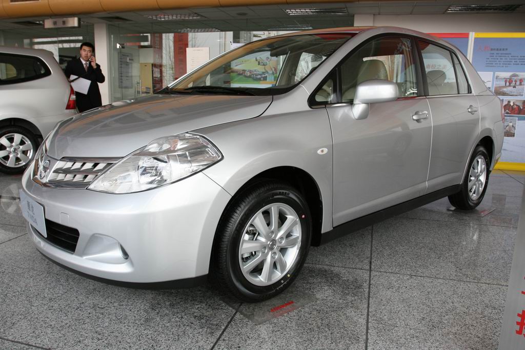 颐达tiida外观图片