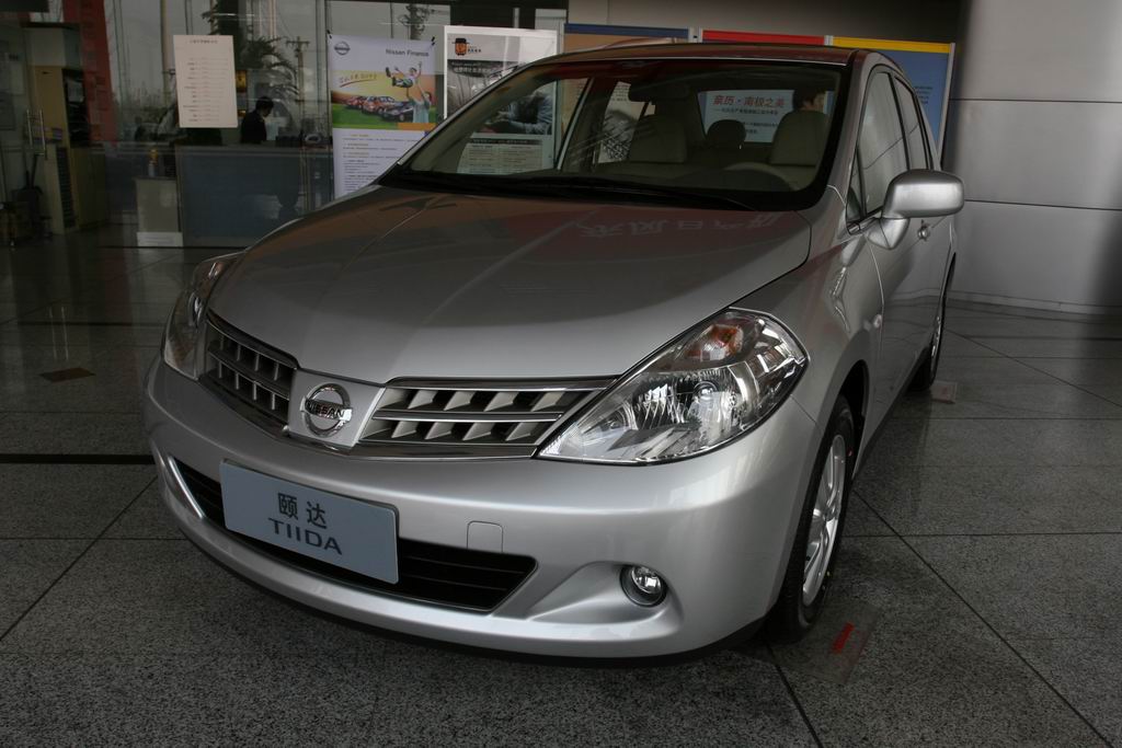 颐达tiida外观图片