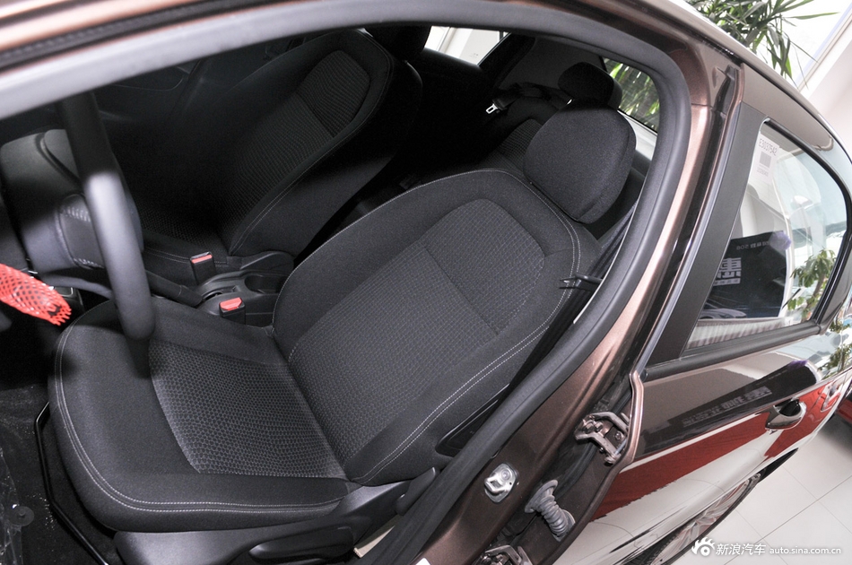 2013款东风标致301 1.6L自动豪华版