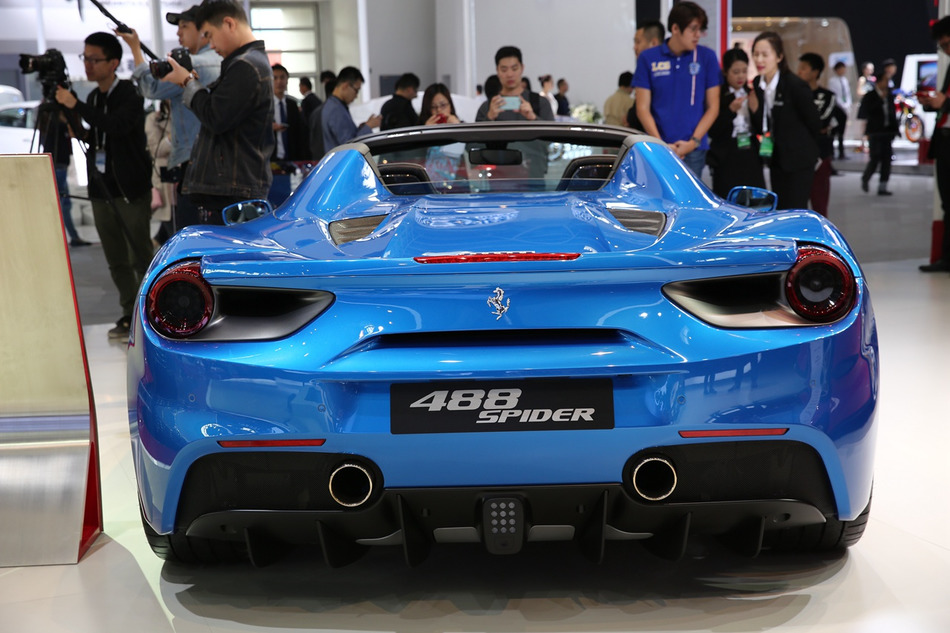 法拉利488 spider
