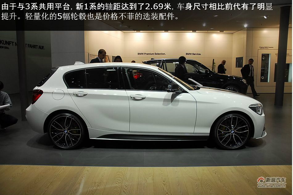 > 宝马新1系法兰克福车展图,方向盘是亮点