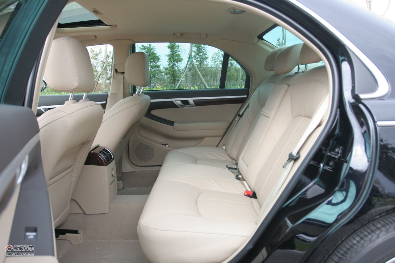 荣威750混合动力动力版乘坐空间