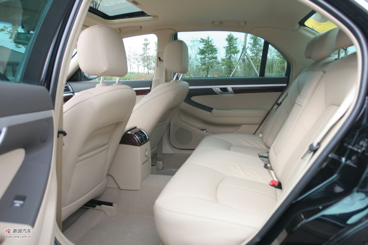 荣威750混合动力动力版乘坐空间