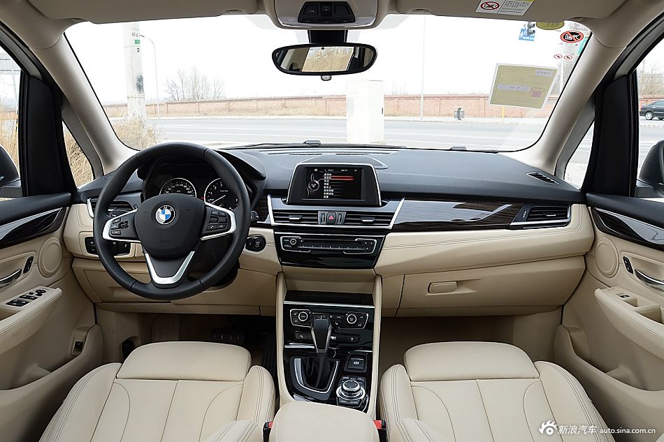 宝马2系旅行车220i 2.0T自动豪华设计套装