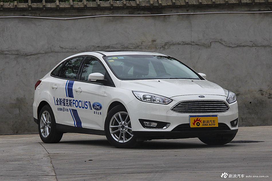 2015款福克斯三厢1.0T自动超能风尚型