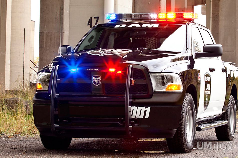 两个小组对向巡逻,采取开启警灯,警笛,喊话,车载显示屏警示等方式提醒