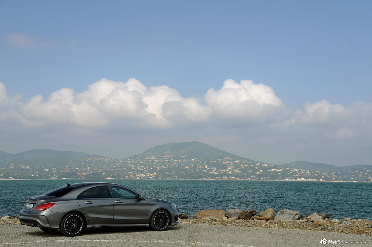 奔驰cla200官方图