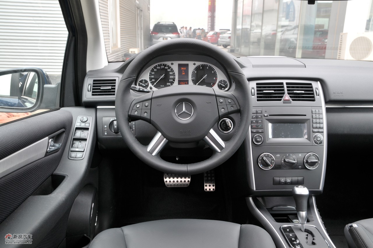 奔驰b200时尚型内饰