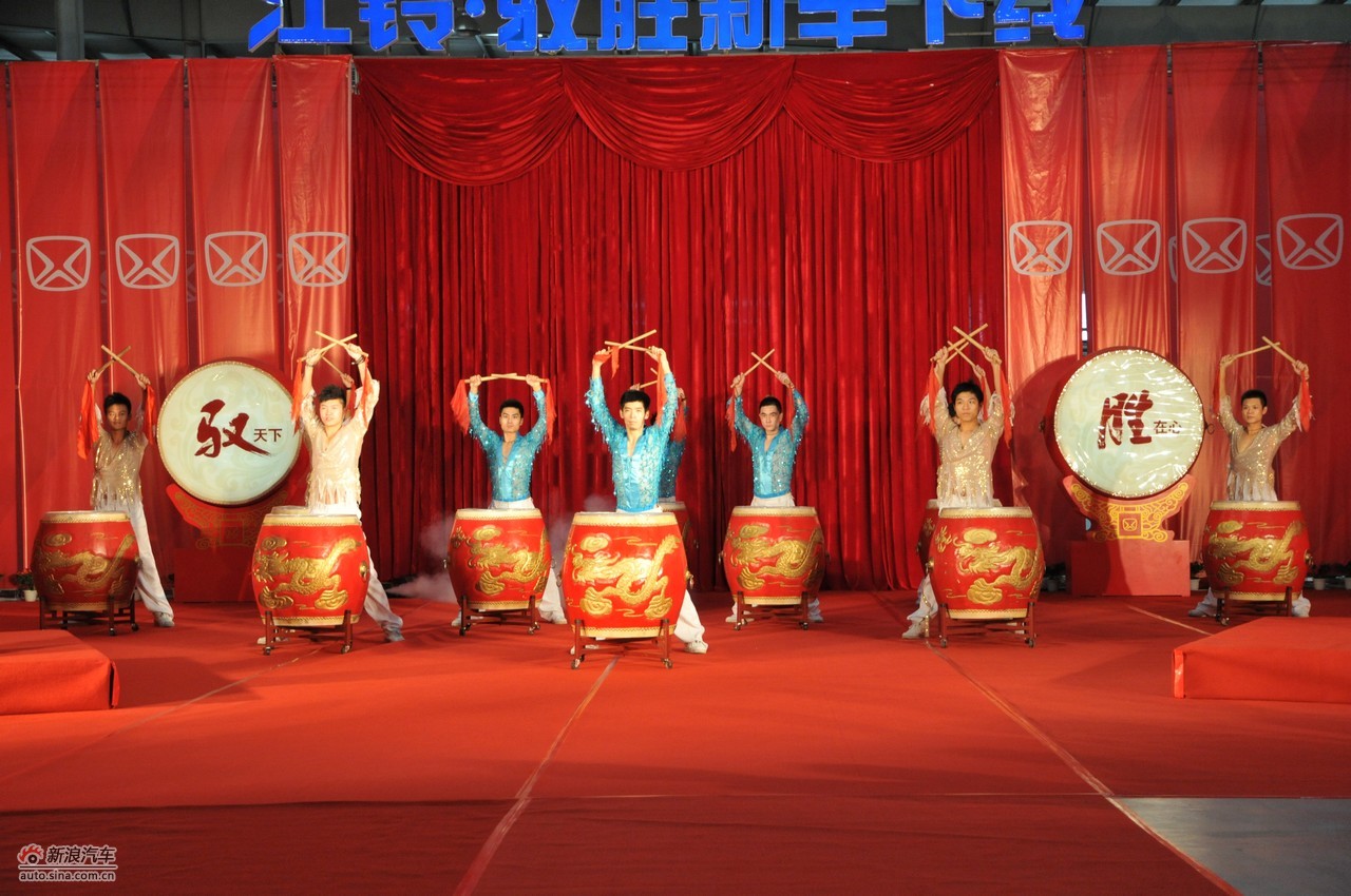 开场表演《鼓舞》