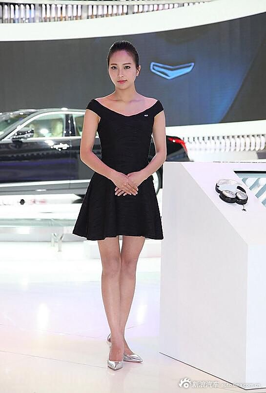 北京车展开幕首日靓丽礼仪吸引眼球