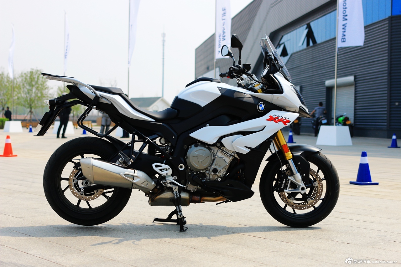 宝马s1000xr xr:探险摩托车和赛车的跨界融合