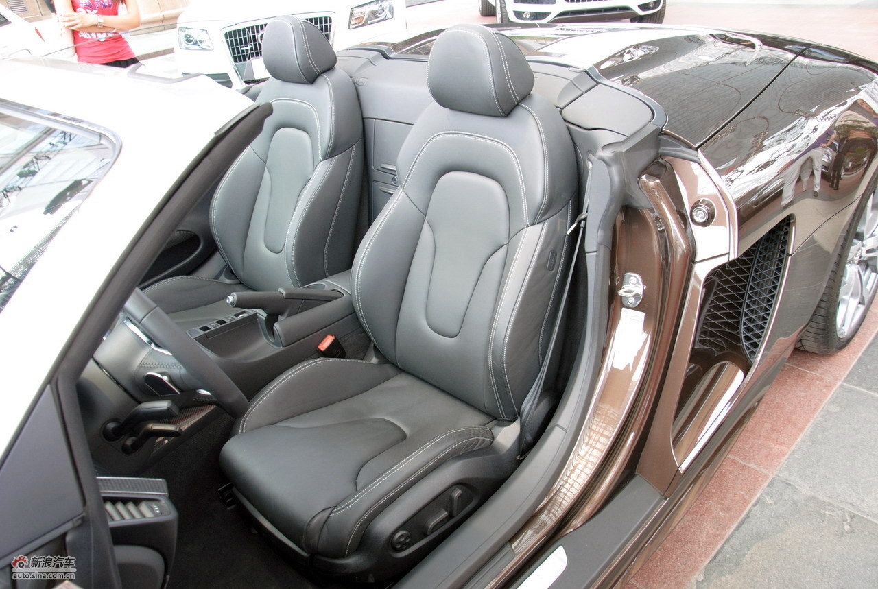 2011款奥迪r8 spyder座椅空间