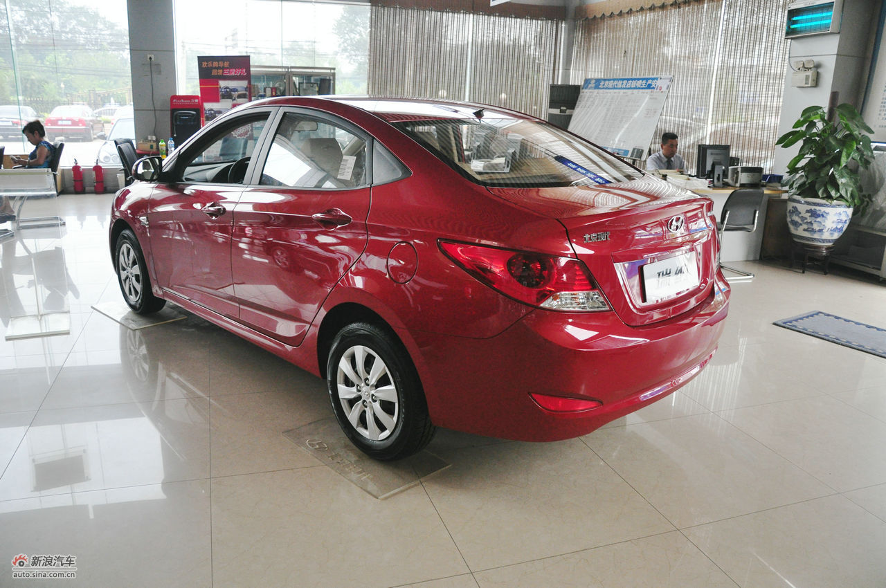 2010款北京现代瑞纳整车图