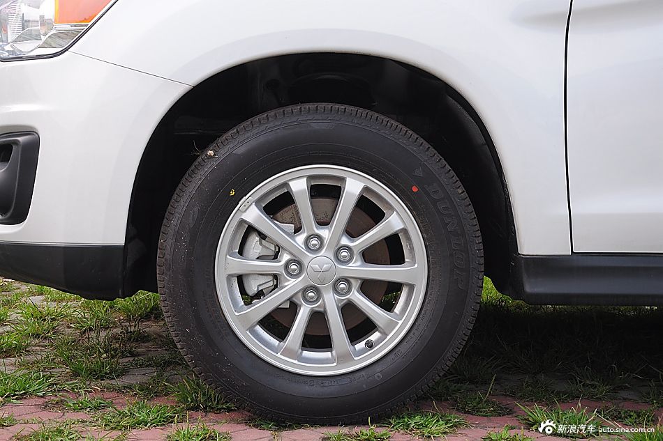 前后轮胎规格为215/65 r16,并配有全尺寸备胎